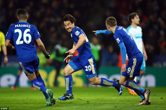 Shinji Okazaki (giữa) mang chiến thắng về cho Leicester. (Nguồn: EPA)