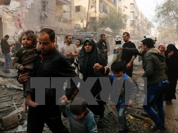 Người dân Syria sơ tán sau các cuộc không kích của quân đội chính phủ vào các mục tiêu của phiến quân ở thành phố Aleppo. (Nguồn: AFP/TTXVN)
