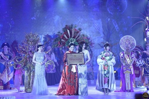 Vietnamese native wins best costume award at Mrs World