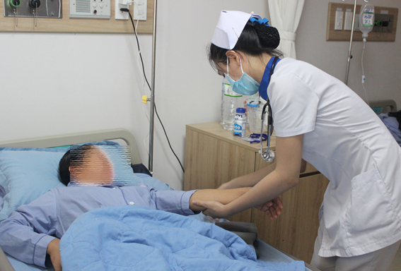 Suýt bị thủng dạ dày vì nuốt tăm tre