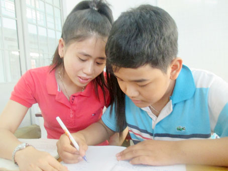 Cô giáo Dương Thị Diễm Thúy đang rèn chữ cho học trò nhỏ.