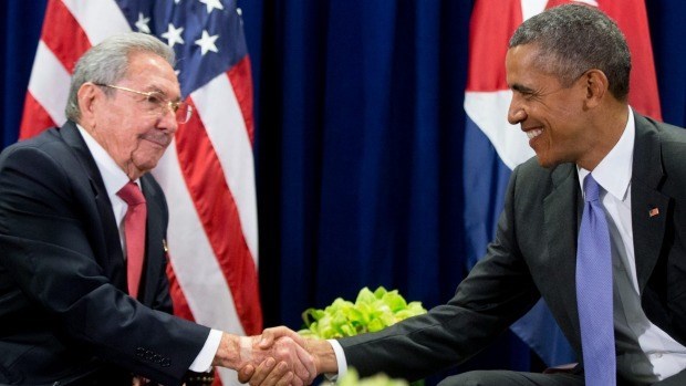 Tổng thống Mỹ Barack Obama và Chủ tịch Cuba Raul Castro trong cuộc gặp ở trụ sở Liên hợp quốc tháng 9/2015. (Nguồn: AP)