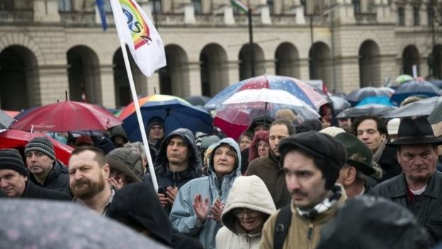 Những người tham gia cuộc biểu tình ở Budapest. (Nguồn: EPA)