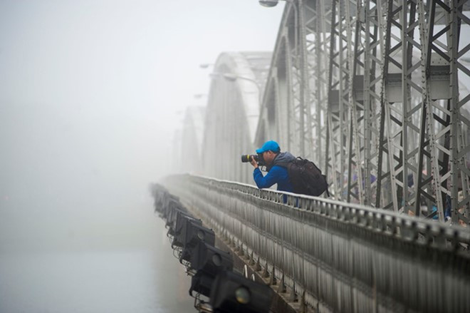 Photographers record beautiful moments in the foggy season