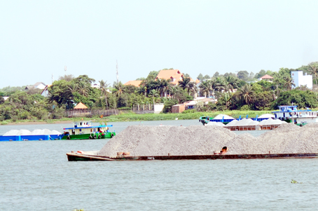 Các ghe tải, xà lan chở vật liệu xây dựng bị “cầm chân” một chỗ đoạn gần cầu Hóa An (ảnh chụp ngày 21-3).