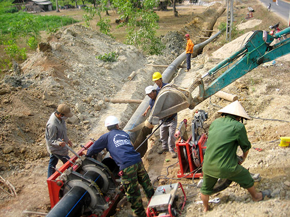 Công nhân Chi nhánh cấp nước Xuân Lộc đang thi công tuyến ống dẫn nước từ Hồ Gia Ui về trạm bơm Gia Ray.