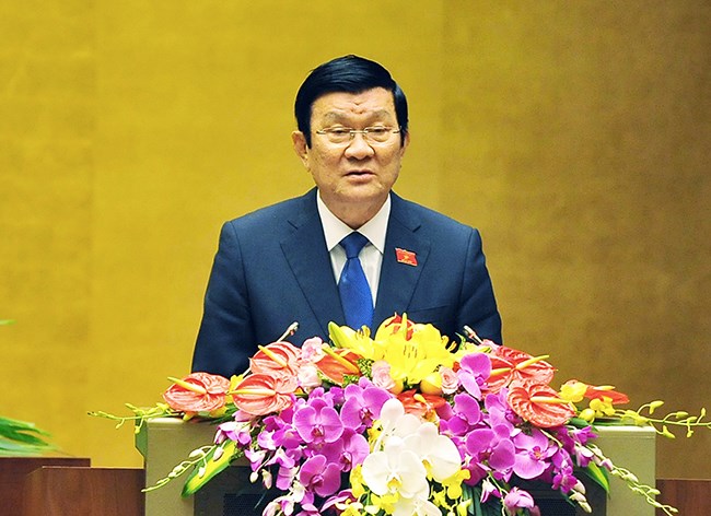 President Truong Tan Sang presents a report at the 13th National Assembly's 11th meeting.