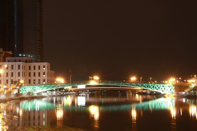   Spanning Ben Nghe canal, connecting District 1 and District 4, Mong Bridge is the only bridge in Saigon that was built in the French colonial period. Located in the city’s center, the bridge has become the dating venue of young couples.