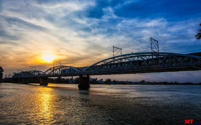   Spanning Ben Nghe canal, connecting District 1 and District 4, Mong Bridge is the only bridge in Saigon that was built in the French colonial period. Located in the city’s center, the bridge has become the dating venue of young couples.