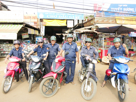 Các thành viên Đội dân phòng xe ôm bảo vệ an ninh trật tự xã Bàu Hàm 2 trong ca trực phục vụ khách và bảo vệ an ninh trật tự.  Ảnh: Đ. Việt