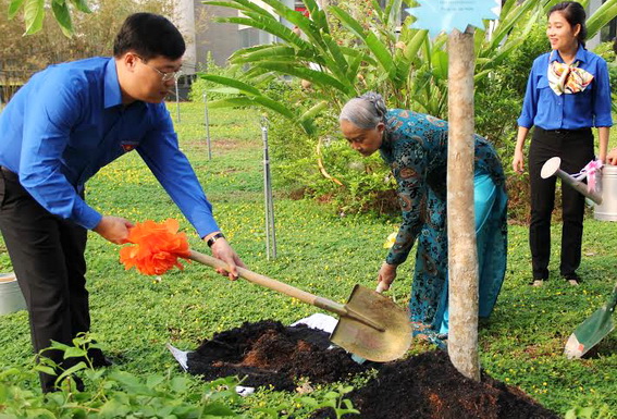 Đồng chí Lê Quốc Phong, Bí thư Trung ương Đoàn (bìa trái) cùng các đồng chí cán bộ Đoàn các thời kỳ trồng cây trước khi diễn ra tọa đàm