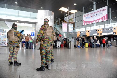 Binh sĩ Bỉ gác tại sân bay thành phố Liege ngày 23/3, một ngày sau loạt vụ đánh bom đẫm máu tại Brussels. Ảnh: AFP/ TTXVN
