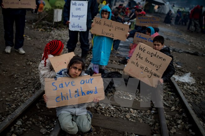 Trẻ em tại trại tị nạn gần khu vực biên giới Hy Lạp- Macedonia. (Ảnh: AFP/TTXVN)