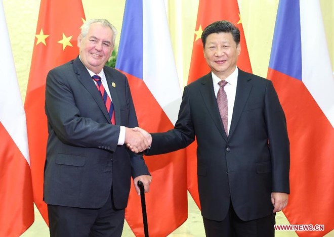 Chủ tịch Trung Quốc Tập Cận Bình và Tổng thống CH Séc Milos Zeman trong cuộc gặp tại Bắc Kinh tháng 9/2015(Nguồn: xinhuanet.com) (Nguồn: xinhuanet.com)
