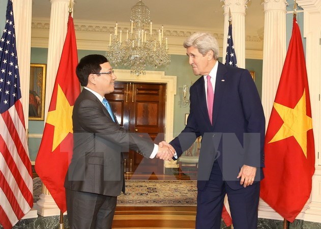 Deputy Prime Minister and Foreign Minister Pham Binh Minh (L) and US Secretary of State John Kerry.