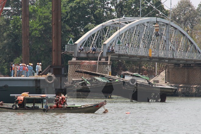 Ghenh bridge collapsed on March 20 after a badge crashed into its pillar (Source :VNA)