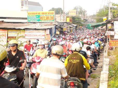 “Rừng người” ở khu vực dẫn lên cầu Suối Chùa ở KP.5, phường Long Bình.