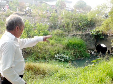    Đường thoát nước của suối Chùa quá nhỏ nên vào mùa mưa khu vực này thường bị ngập.