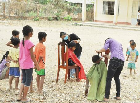 Nhóm các bạn trẻ tổ chức cắt tóc miễn phí cho trẻ em nghèo ở ấp 4, xã Tà Lài (huyện Tân Phú).