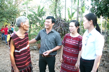  Già làng dân tộc Chơro Thổ Đực (bìa trái) và một số người dân trao đổi cùng Chủ tịch UBND xã Bàu Trâm, TX.Long Khánh Nguyễn Minh Tuấn về cuộc bầu cử đại biểu Quốc hội khóa XIV và đại biểu HĐND các cấp nhiệm kỳ 2016- 2021 sắp đến trong buổi tiếp xúc giữa UBND xã với bà con Chơro.