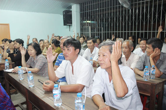 Cử tri KP.1, phường Thống Nhất biểu quyết tán thành với giới thiệu ông Trần Nguyên Thạch, công nhân sản xuất giỏi ứng cử đại biểu HĐND tỉnh. Ảnh: N.Thư