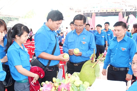 Cán bộ, đoàn viên, thanh niên tham quan gian hàng trưng bày các sản phẩm nông sản của huyện Xuân Lộc tại “Ngày đoàn viên”.