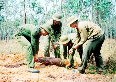 Cán bộ, chiến sĩ Lữ đoàn Công binh 25 phá, thu gom bom, mìn còn sót lại sau chiến tranh phục vụ cho sản xuất phát triển.