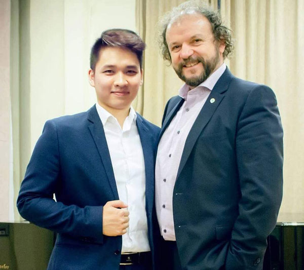 Ninh Duc Hoang Long (L) is the winner at the ninth Simandy Jozsef International Singing Competition.