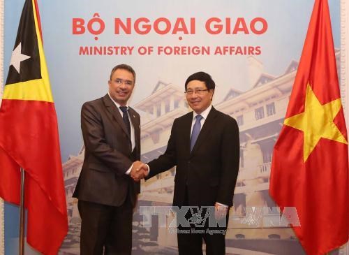 Deputy Prime Minister and Foreign Minister Pham Binh Minh (R) and Timor Leste’s Minister of Foreign Affairs and Cooperation, Hermani Coelho da Silva.