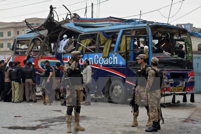 Nhân an ninh điều tra tại hiện trường một vụ nổ ở Pakistan. (Ảnh: AFP/TTXVN)