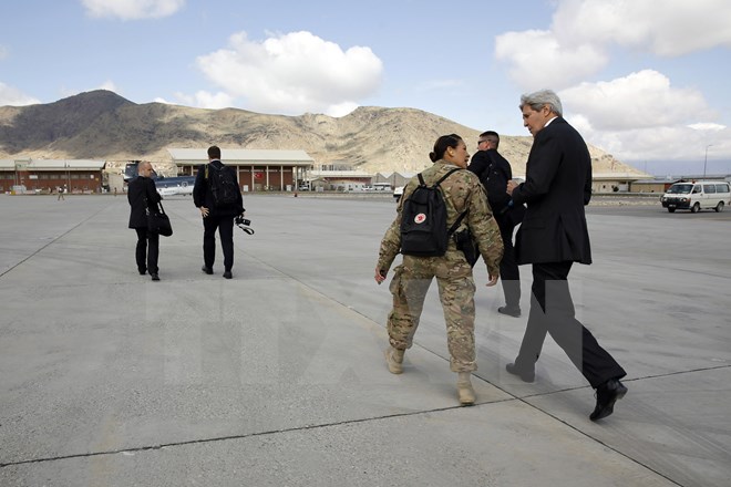 Ngoại trưởng John Kerry (phải) tới sân bay ở Kabul. (Nguồn: AFP/TTXVN)