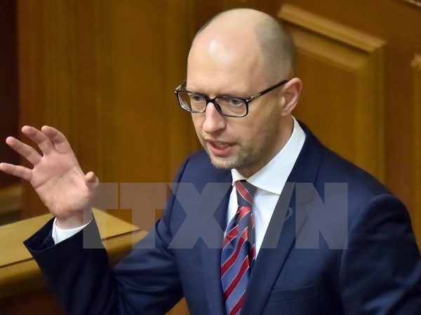 Thủ tướng Ukraine Arseny Yatseniuk thông báo quyết định từ chức