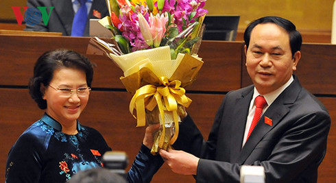 NA Chairwoman Nguyen Thi Kim Ngan presents flowers to State President Tran Dai Quang