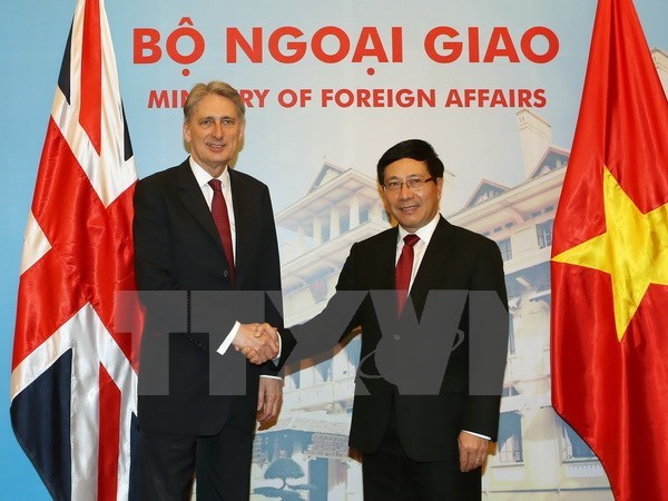 Deputy Prime Minister and Foreign Minister Pham Binh Minh (R) and UK Foreign Secretary Philip Hammond 