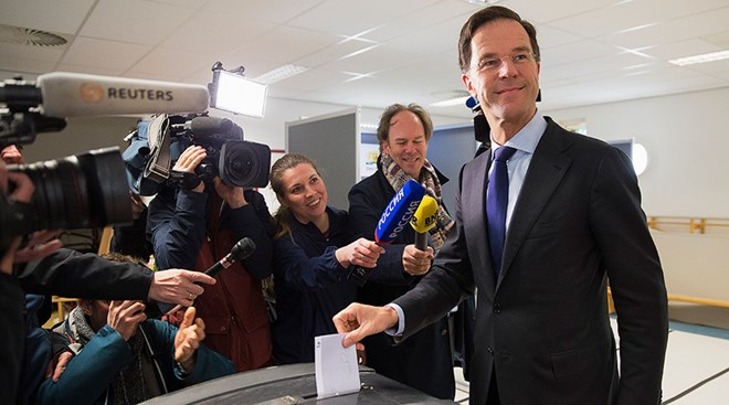 Thủ tướng Hà Lan Mark Rutte bỏ phiếu trong cuộc trưng cầu dân ý về thỏa thuận liên kết EU-Ukraine. (Nguồn: Reuters)