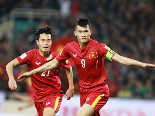 Le Cong Vinh (R) celebrates after scoring a goal into Taiwan's net at ​a match of the World Cup qualifying round in late March (Photo: VNA)