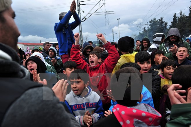 Người di cư bị mắc kẹt tại khu vực biên giới Hy Lạp- Macedonia ngày 9/3. (Nguồn: AFP/TTXVN)