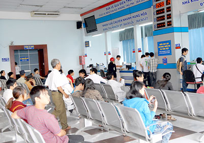 Passengers buy tickets at Saigon Railway Station (Photo: SGGP)