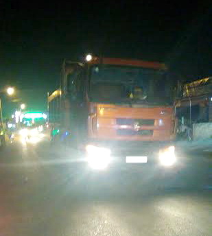 Xe ben kéo lê làm đứt nhiều dây điện