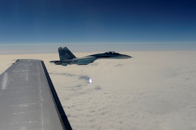 Lầu Năm Góc: Máy bay trinh sát Mỹ bị Su-27 Nga chặn "nguy hiểm"