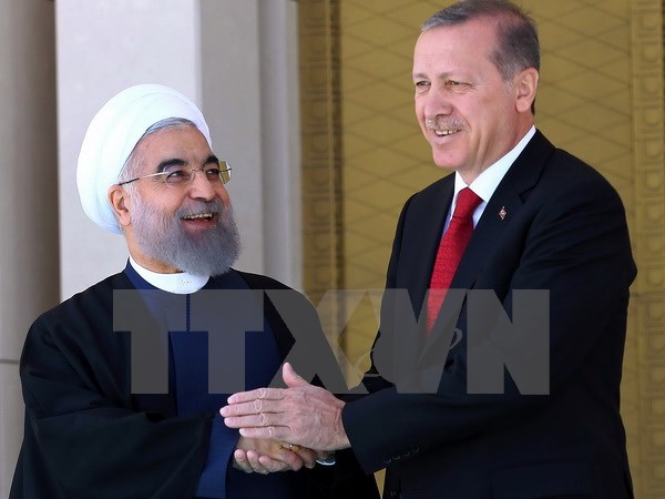 Tổng thống Thổ Nhĩ Kỳ Recep Tayyip Erdogan (phải) và Tổng thống Iran Hassan Rouhani (trái) tại lễ đón ở Ankara. (Nguồn: AFP/TTXVN)