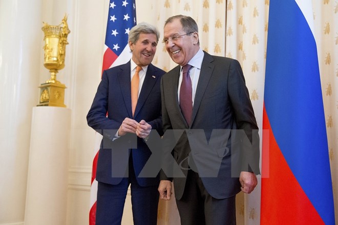 Ngoại trưởng Nga Sergei Lavrov (phải) và Ngoại trưởng Mỹ John Kerry trong cuộc gặp ở Moskva ngày 24/3. (Nguồn: AFP/TTXVN)