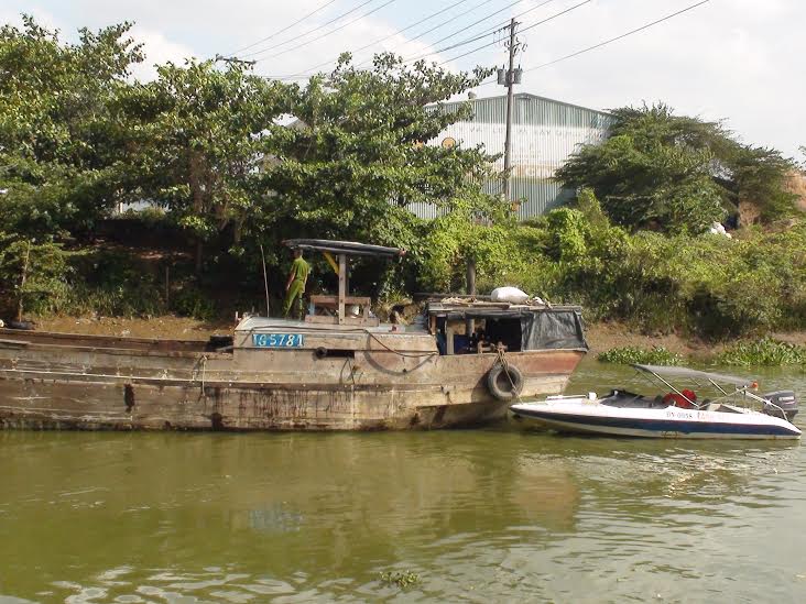 Phát hiện ghe chở cát lậu trên sông Đồng Nai
