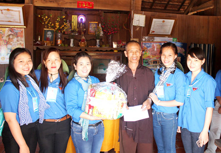 Phó bí thư thường trực Tỉnh đoàn Nguyễn Thanh Hiền (thứ 3 từ trái sang) và các trại sinh thăm, tặng quà cho ông Phan Đình Phùng, gia đình chính sách ở ấp 2, xã Phú Lý. Ảnh do Tỉnh đoàn cung cấp