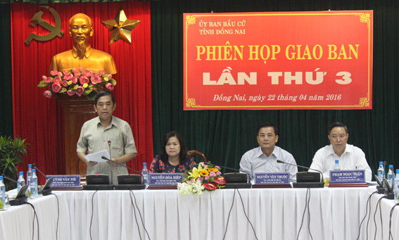 Đồng chí Huỳnh Văn Tới, Chủ tịch Ủy ban MTTQ tỉnh, Phó Chủ tịch Ủy ban bầu cử tỉnh phát biểu tại buổi làm việc.