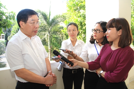 Ông Lê Minh Thông, Phó chủ nhiệm Ủy ban Pháp luật của Quốc hội, Phó văn phòng Ủy ban Bầu cử quốc gia, trả lời phỏng vấn báo chí.  Ảnh: Huy Anh