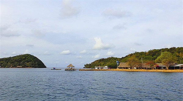 Dam Duong (L) and Dam Duoc islets on Ba Hon Dam Island are seen from afar. Dam Gieng is behind Dam Duong 