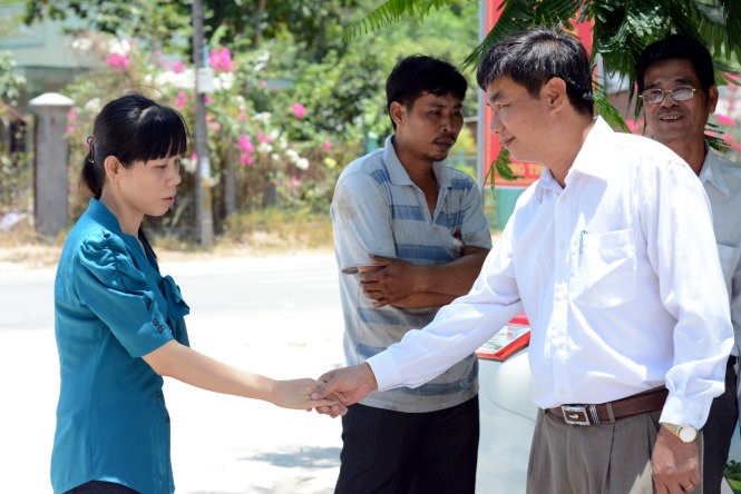 Cao Huu Nguyen, the police chief of Dong Nai Province's Nhon Trach District, apologizes to Nguyen Thi Anh Ngoc on April 24, 2016. 