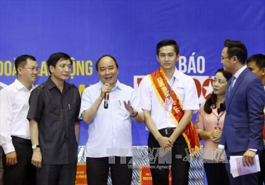 PM Nguyen Xuan Phuc has a dialogue with southern workers.