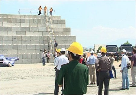 Workers treat dioxin-contaminated soil at Da Nang International Airport. 